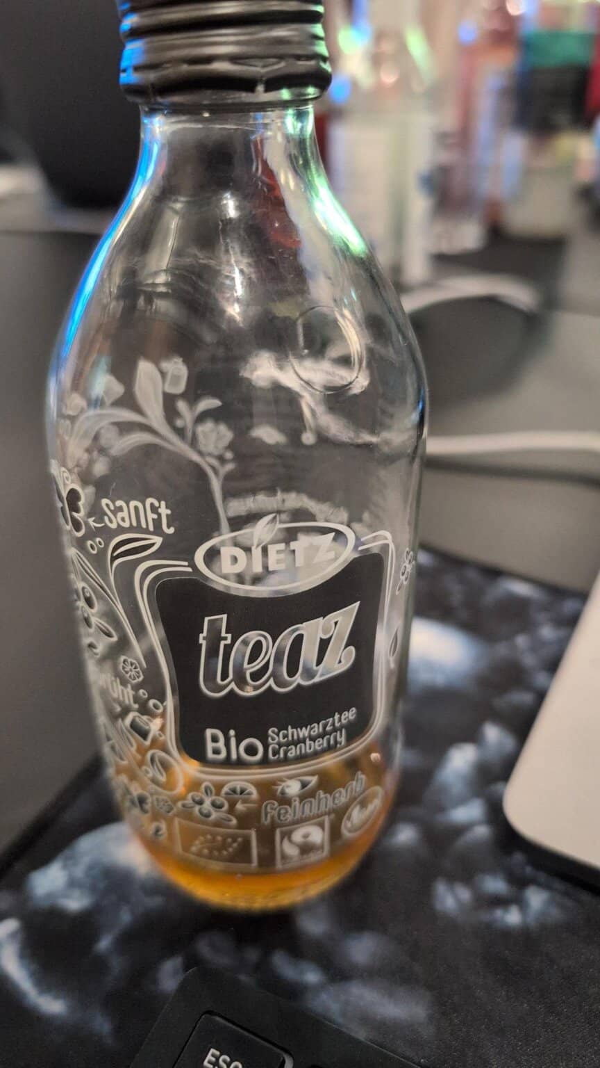 Teaz Bio Cranberry: Die 15-Cent-Flasche mit Yuppie-Fassade